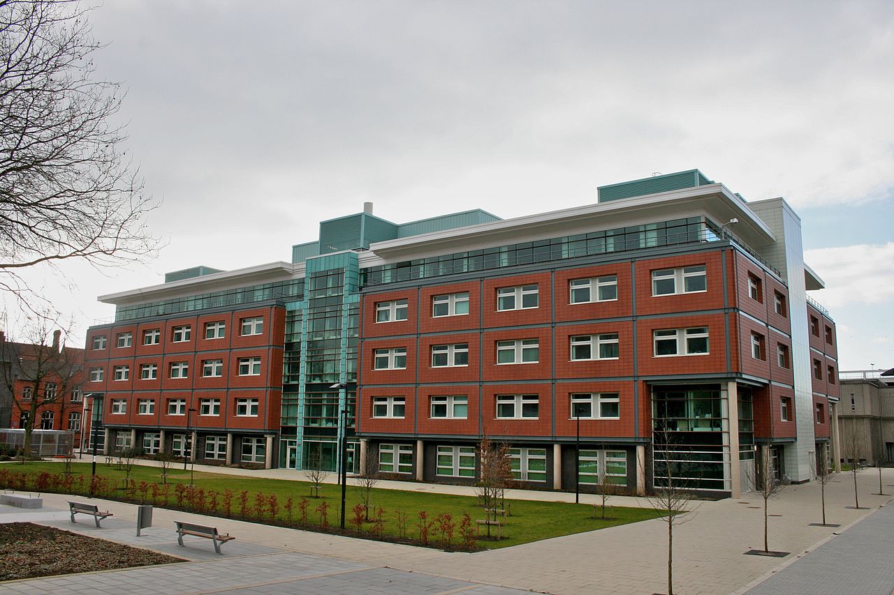 1280px-Arthur_Lewis_Building,_University_of_Manchester